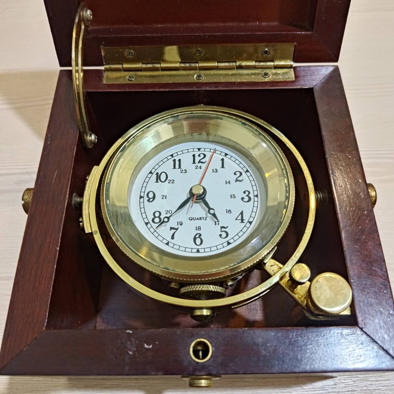 Gimbaled maritime box clock 平衡環架航海盒型鐘