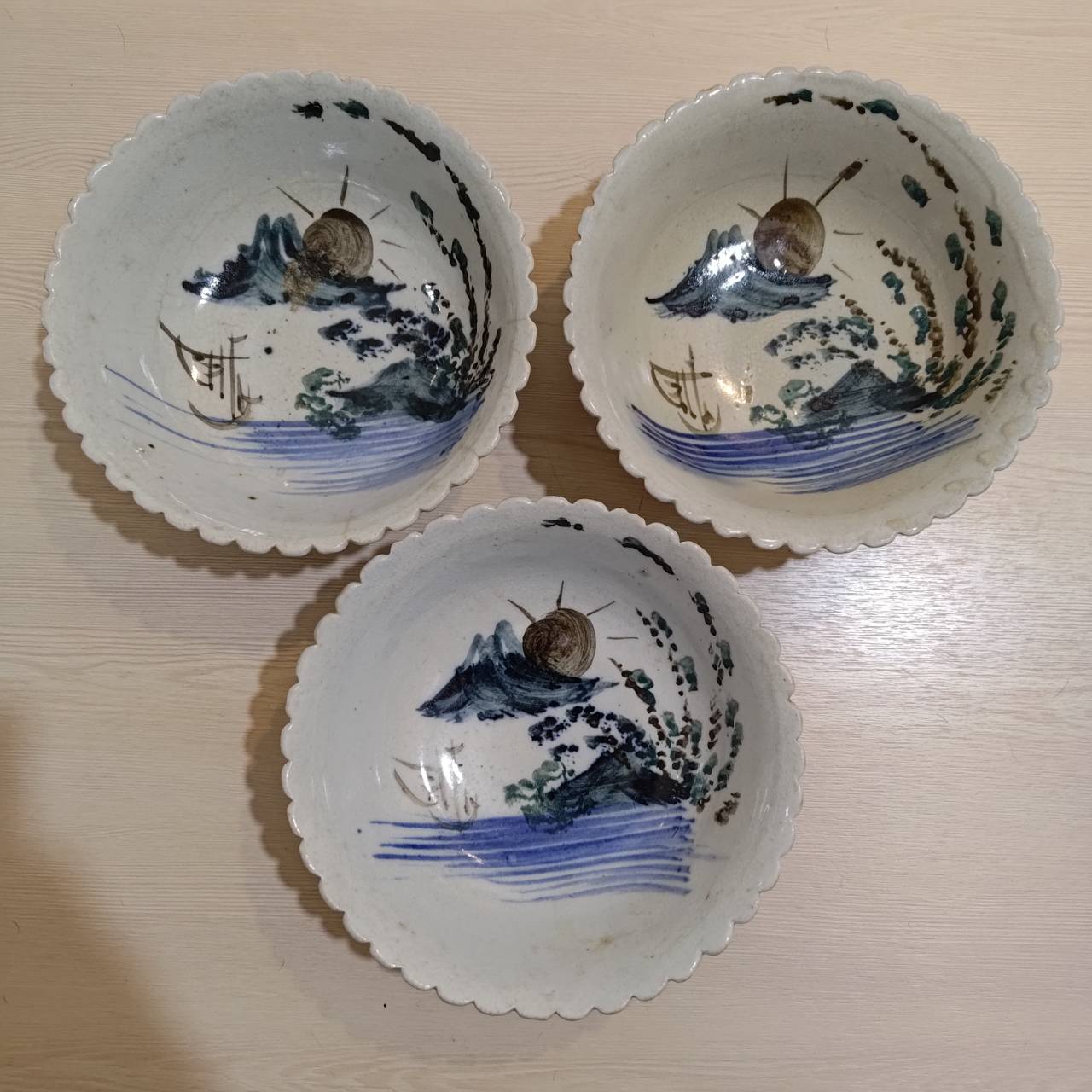 Japan-era bowls from Taiwan - showing Mt. Fuji in the evening. C. 1920s-1930s. 台灣日治時期・富士山日暮陶碗-約1920-1930年代