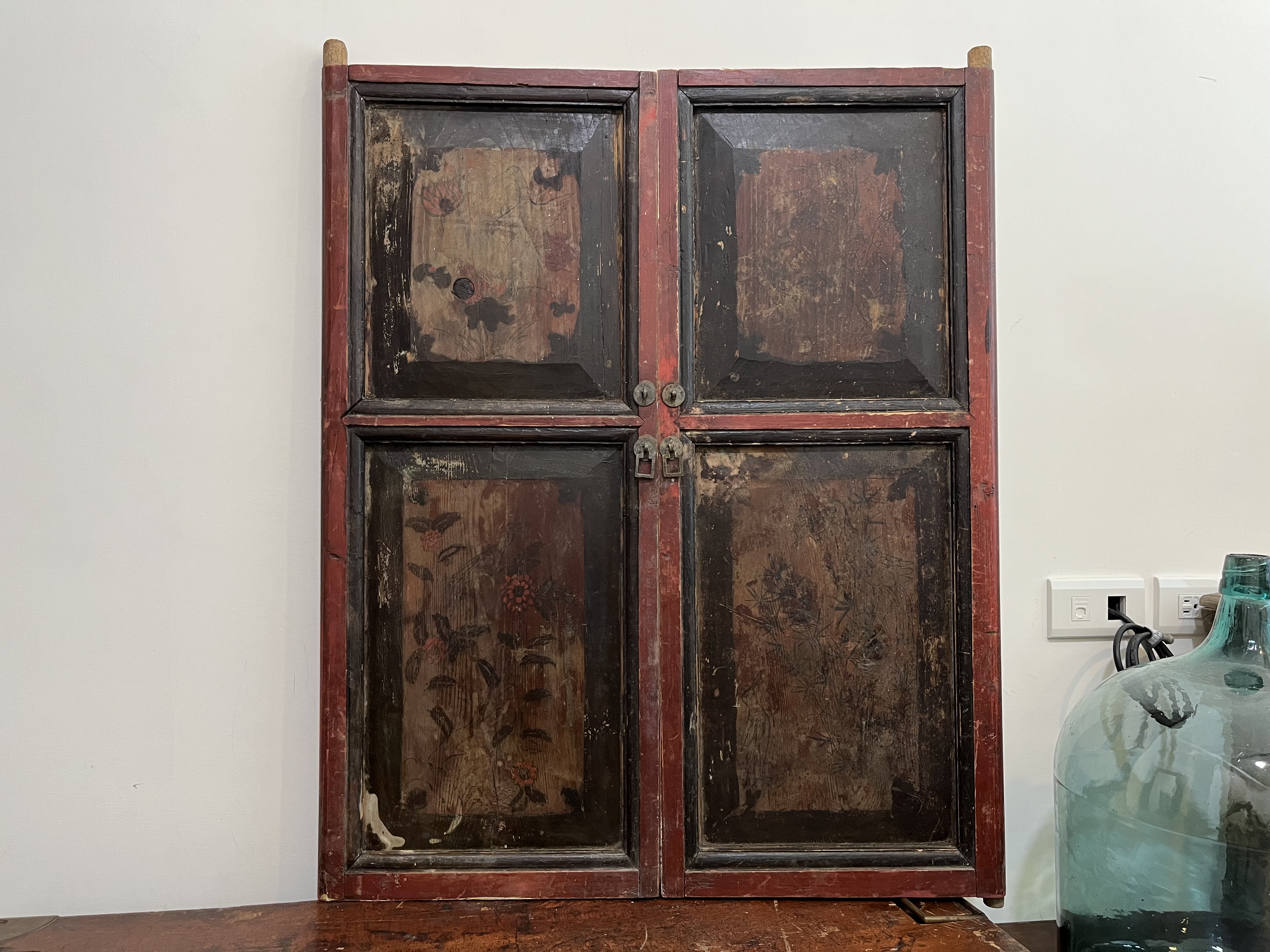 Antique closet doors 古式壁櫥門